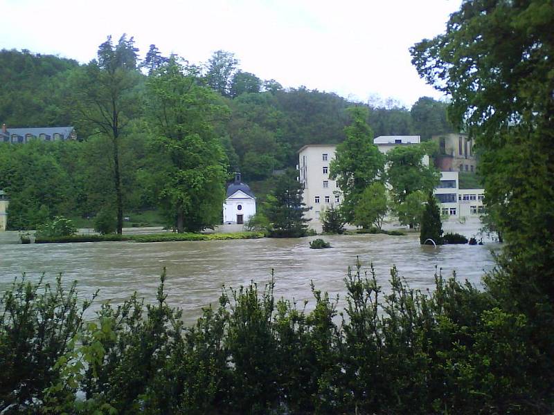 Povodně v Hranicích v pondělí 17. května zhruba v 16 hodin.