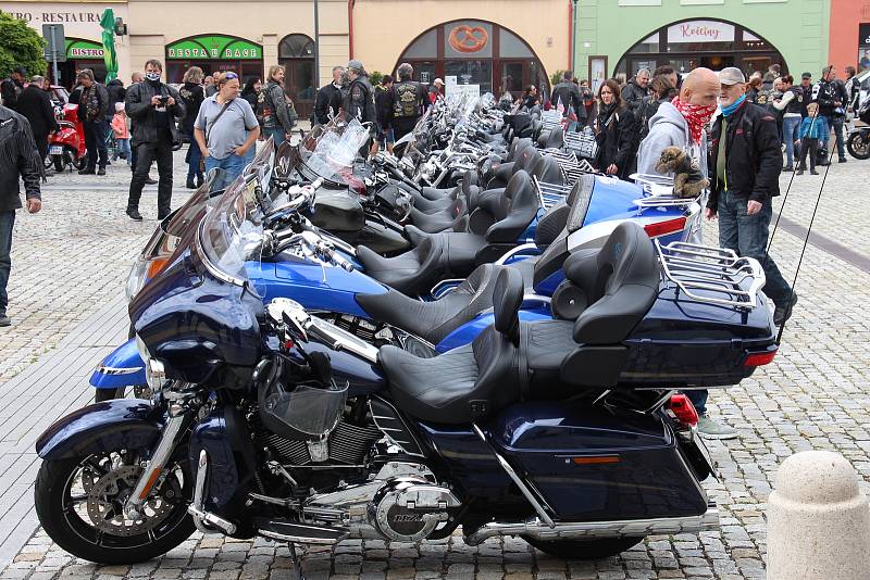 Motorkáři se v Hranicích pomodlili za mrtvé kamarády a zahájili letošní sezonu.
