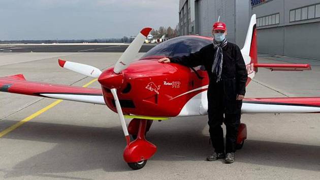 Piloti lidem. Hranický pilot Jaromír Kulička pro nemocnice rozváží ochranné štíty a respirátory.