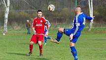 Fotbalisté Ústí (v červeném) v derby proti SK Hranice (2:0)