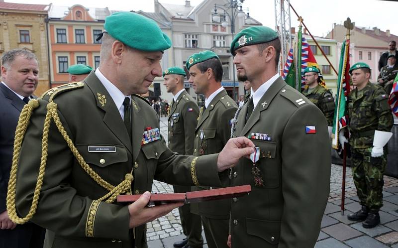 Slavnostní nástup vojáků v Hranicích s oceněním za misi v Afgánistánu