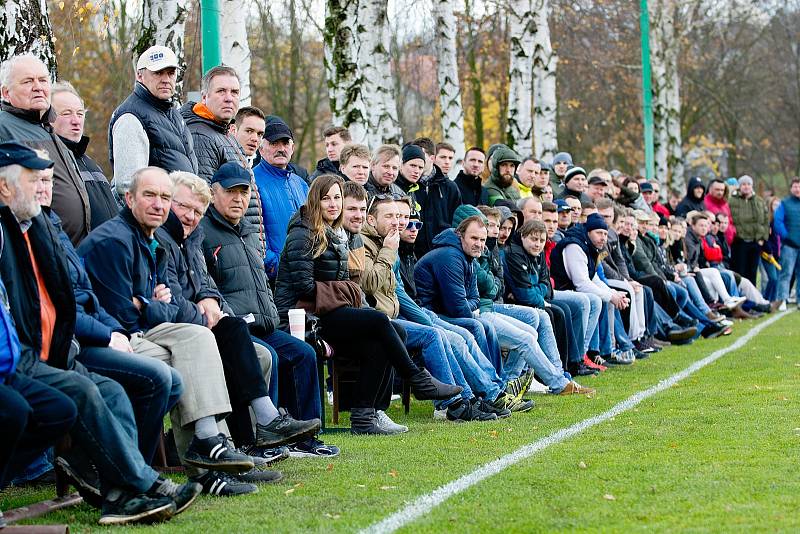 Fotbalisté Ústí (v červeném) v derby proti SK Hranice (2:0)