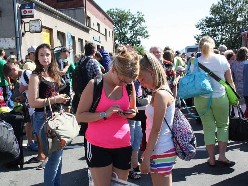 Hranické nádraží v obležení davu cestujících čekajících na náhradní autubusovou dopravu kvůli tragické nehodě ve Studénce. Čekali i členové české vlády  