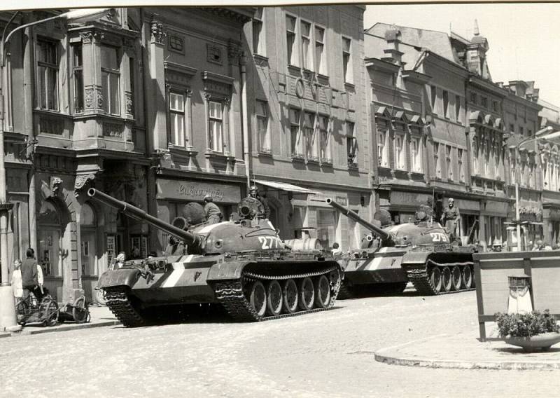 Ve středu 21. srpna 1968 obsadily Hranice sovětská vojska. Tanky postávaly na Masarykově náměstí i u hranického zámku na nedalekém Pernštejnském náměstí