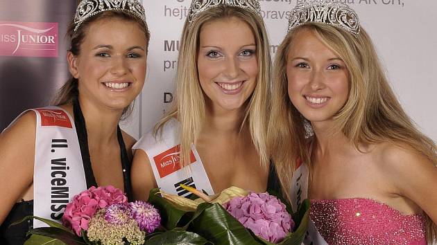 V třetí nejprestižnější soutěži krásy v republice si titul nejkrásnější dívky odnesla osmnáctiletá Hana Hegarová (na snímku uprostřed) z Hranic.