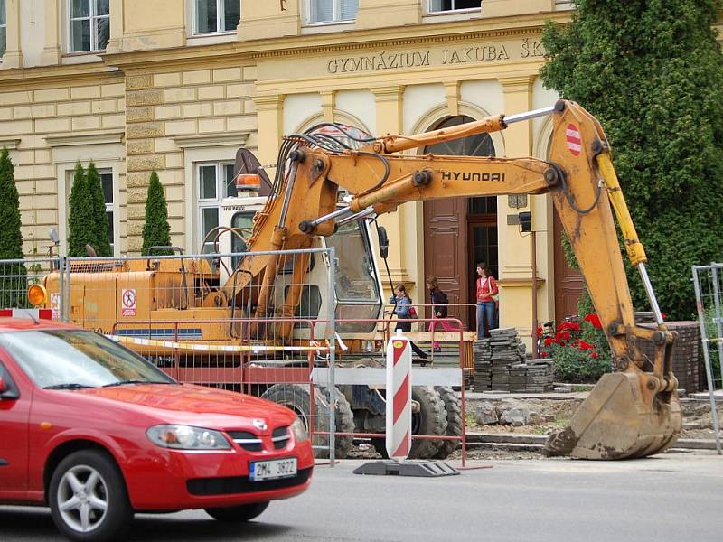 Oprava parovodu se kvůli počasí zastavila. Vytrvalý déšť komplikuje stavební práce.