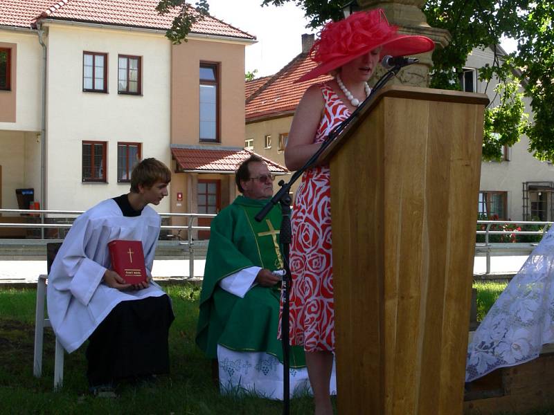 Slavnost u příležitosti 40. výročí vysvěcení faráře Františka Adamce pořádala v v Olšovci společnost Patriot.