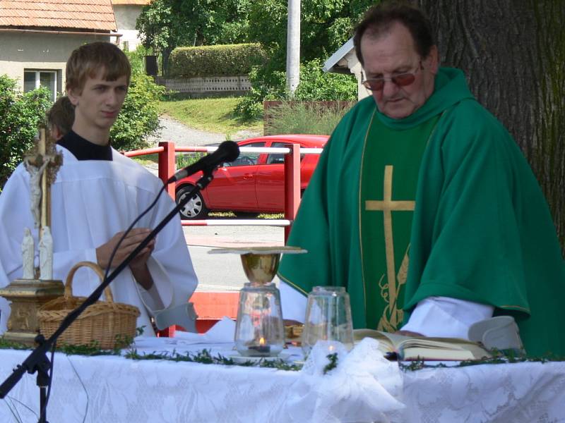 Slavnost u příležitosti 40. výročí vysvěcení faráře Františka Adamce pořádala v v Olšovci společnost Patriot.