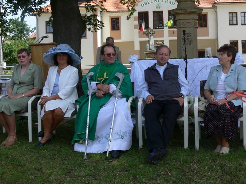 Slavnost u příležitosti 40. výročí vysvěcení faráře Františka Adamce pořádala v v Olšovci společnost Patriot.