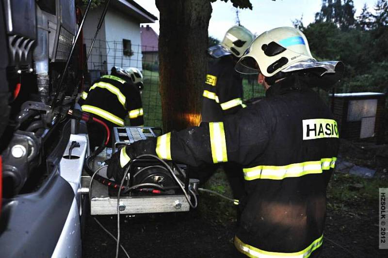 Hasiči likvidují následky bouřky, která se 8. července 2012 přehnala nad Hranickem