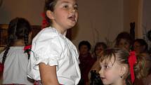 Slavnostní vernisáž Výstavy velikonoční tradic v Galerii M+M zpestřilo vystoupení folklorního souboru Rozmarýnek, které poté v zahradní galerii vystřídaly děti z MŠ a ZŠ Drahotuše