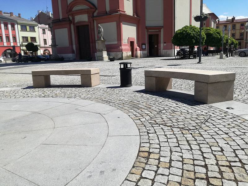 Dvě kamenné lavičky se vrátily na hranicke náměstí