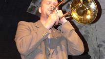 Na závěrečném jam sessionu Evropských jazzových dnů v Hranicích zahrála v pátek 27. dubna i hranická jazzová úderka H-Band