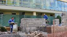 V hranické mateřské škole Hromůvka stavějí nový vstup do budovy a také budují nové wc, které budou moct děti využívat při hraní na zahradě.