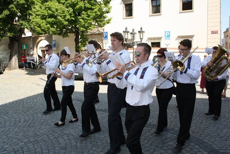 Průvod mažoretek Hranicemi