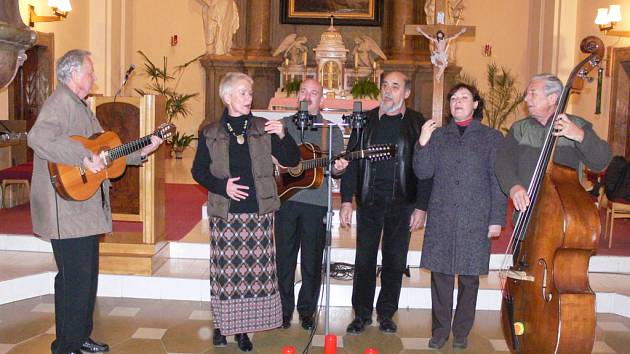 Spirituál kvintet zaplnil drahotušský kostel do posledního místa.