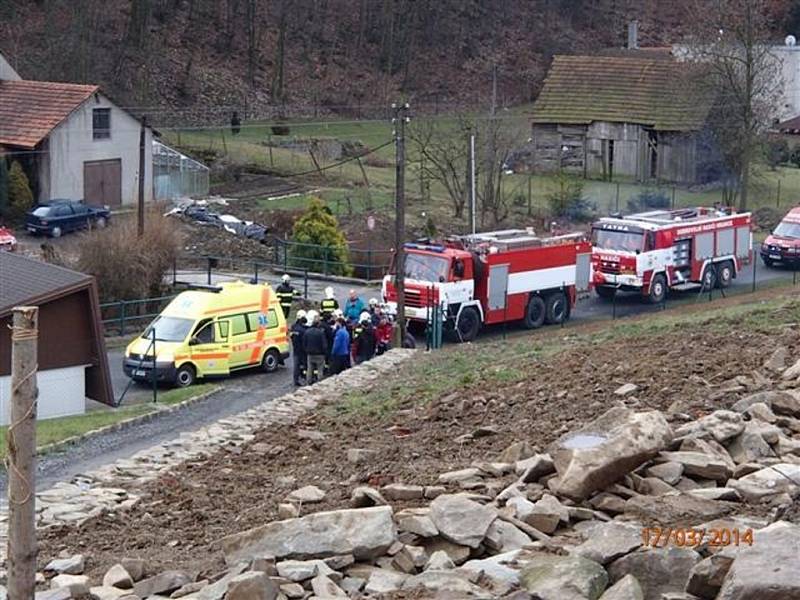 Při pondělním požáru ve Stříteži nad Ludinou se poranilo pět osob