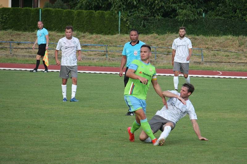 Fotbalisté Hranic (v zeleném) deklasovali v poháru Všechovice 6:1.