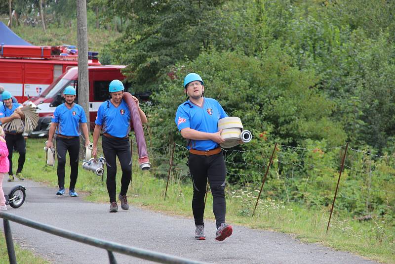 Loučení s prázdninami v Hluzově zpestřila hasičská soutěž v požárním sportu