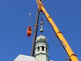 Poškozená věžička opustila kostel Stětí svatého Jana Křtitele na Masarykově náměstí v Hranicích v úterý 16. dubna krátce po desáté hodině dopoledne.