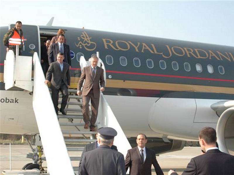 Jordánského krále na bochořském letišti v úterý 7. dubna doprovázel odstupující premiér Mirek Topolánek.