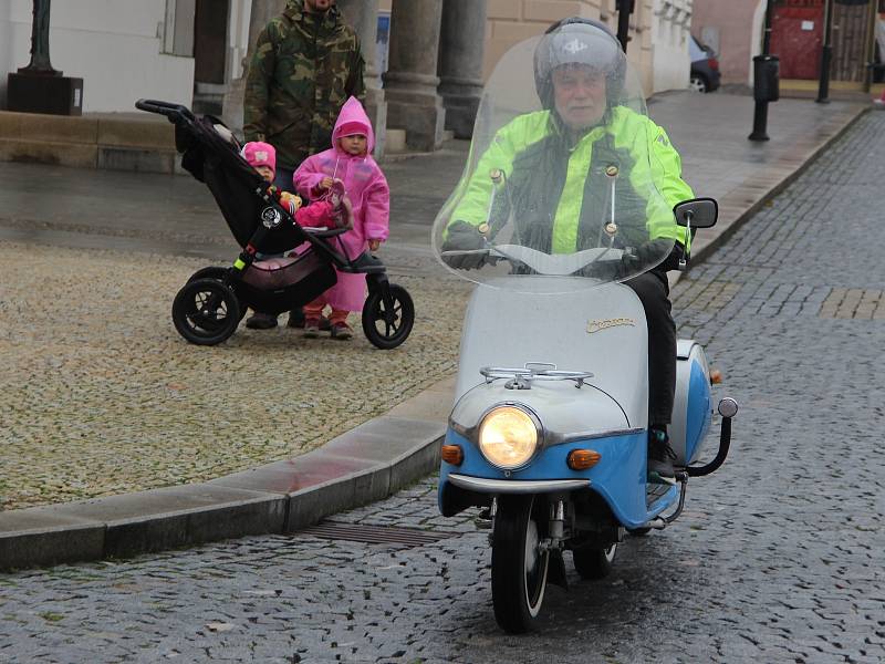 Veteráni vyjeli z Lipníku na letos poslední, rozlučkovou jízdou.