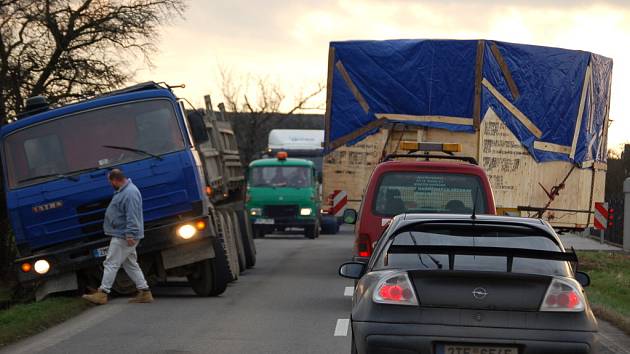 Cestu z Přerova do Chropyně zablokoval nadměrný náklad. Řidiči měli co dělat, aby se mu na úzké vozovce vyhnuli,