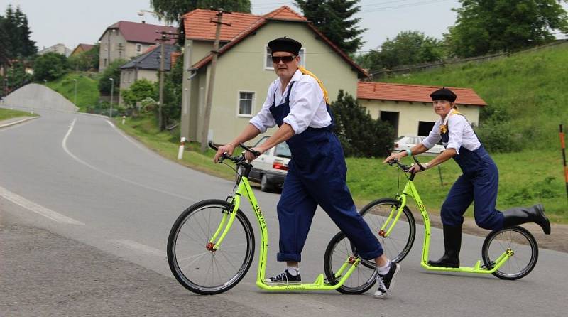 Bělotínské pivní slavnosti zpestřila i jízda členů místního JZD na koloběžkách, ke které se připojil i starosta obce Eduard Kavala.