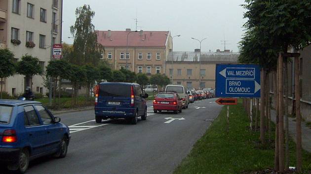 Úplná uzavírka po dobu pěti měsíců způsobila potíže také mnoha obcím na Hranicku a Novojičínsku. Silnice, přes které vedla, jsou teď mnohde poničené. 