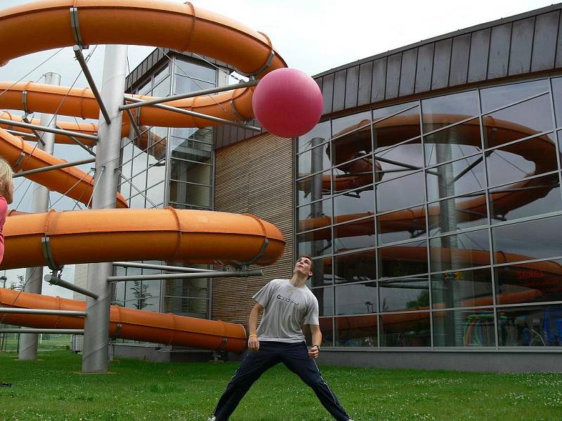 Studenti hranického gymnázia si užívali konec školního roku v prostorách koupaliště.