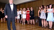 Zas tak špatné to není... Zkušený taneční mistr Jiří Šindler si na nezájem mladých o taneční kurzy nemůže stěžovat. 