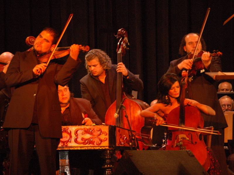 Proslulý orchestr Cigánski diabli vystoupil v Městském domě společně s Moravskou filharmonií.