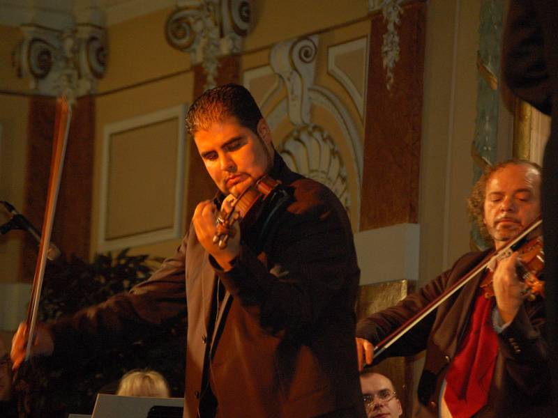 Proslulý orchestr Cigánski diabli vystoupil v Městském domě společně s Moravskou filharmonií.
