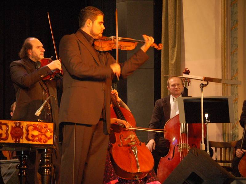 Proslulý orchestr Cigánski diabli vystoupil v Městském domě společně s Moravskou filharmonií.