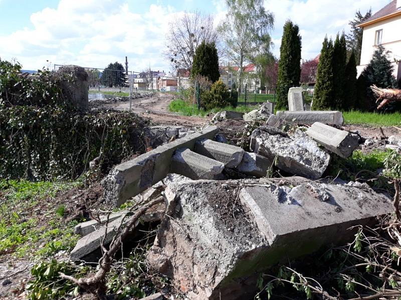 Demolice historické zídky u Bečvy v Hranicích.