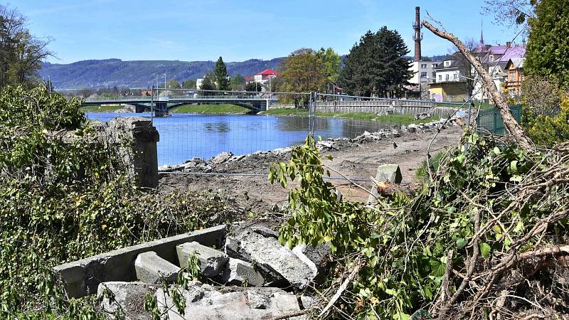 Demolice historické zídky u Bečvy v Hranicích - květen 2021.