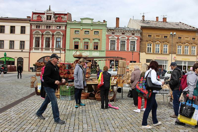 Jarní trhy na hranickém náměstí.