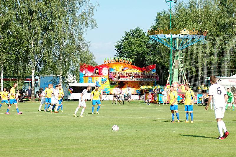 Fotbalisté TJ Sokol Ústí (v bílém) proti FK Kozlovice