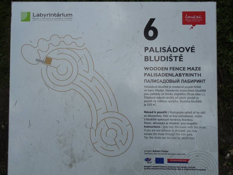Bludiště a labyrinty u zámku Loučeň.