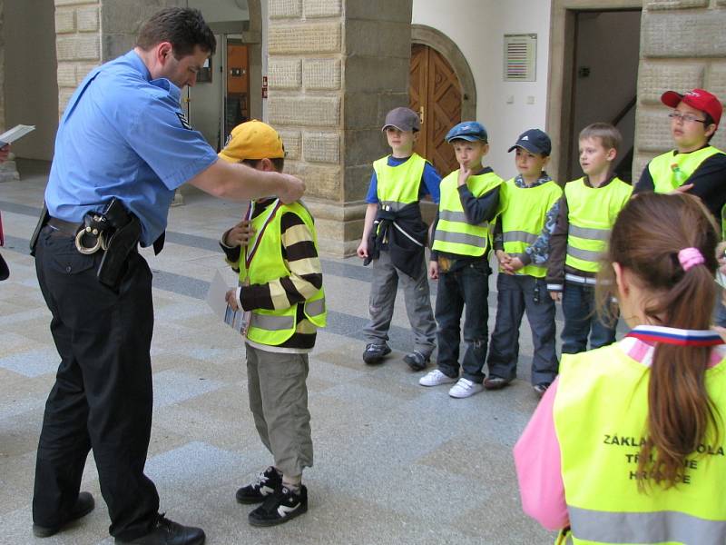 Děti z Majáčku dostaly od hranických strážníků medaile.