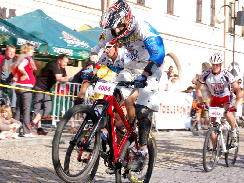 V pátek 1. května si to jezdci rozdali na náměstí T. G. Masaryka v Lipníku nad Bečvou, kde se jel MTB sprint.