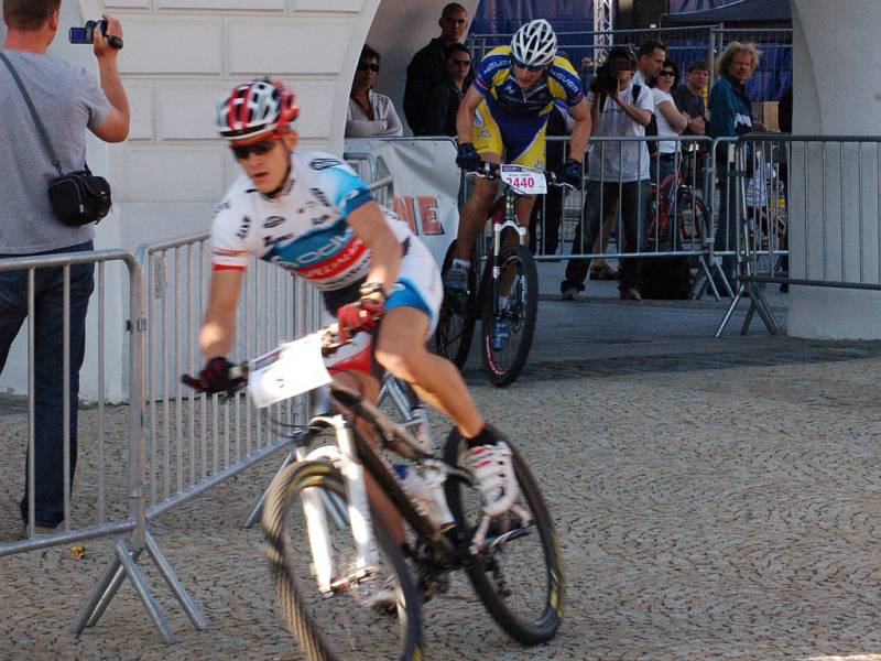 V pátek 1. května si to jezdci rozdali na náměstí T. G. Masaryka v Lipníku nad Bečvou, kde se jel MTB sprint.