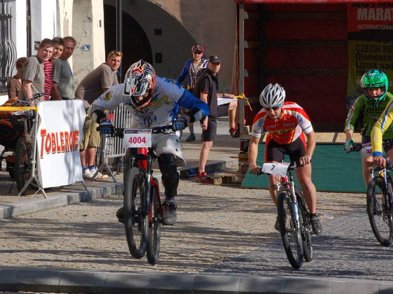 V pátek 1. května si to jezdci rozdali na náměstí T. G. Masaryka v Lipníku nad Bečvou, kde se jel MTB sprint.