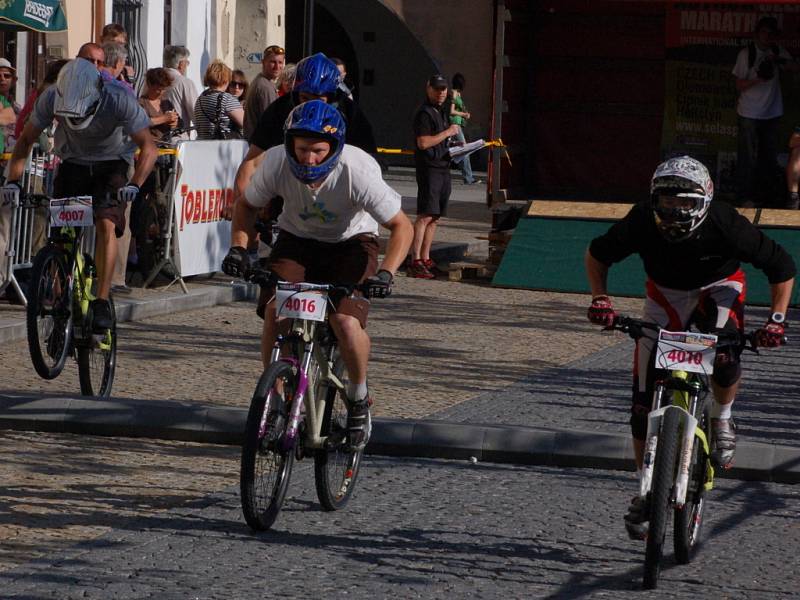 V pátek 1. května si to jezdci rozdali na náměstí T. G. Masaryka v Lipníku nad Bečvou, kde se jel MTB sprint.