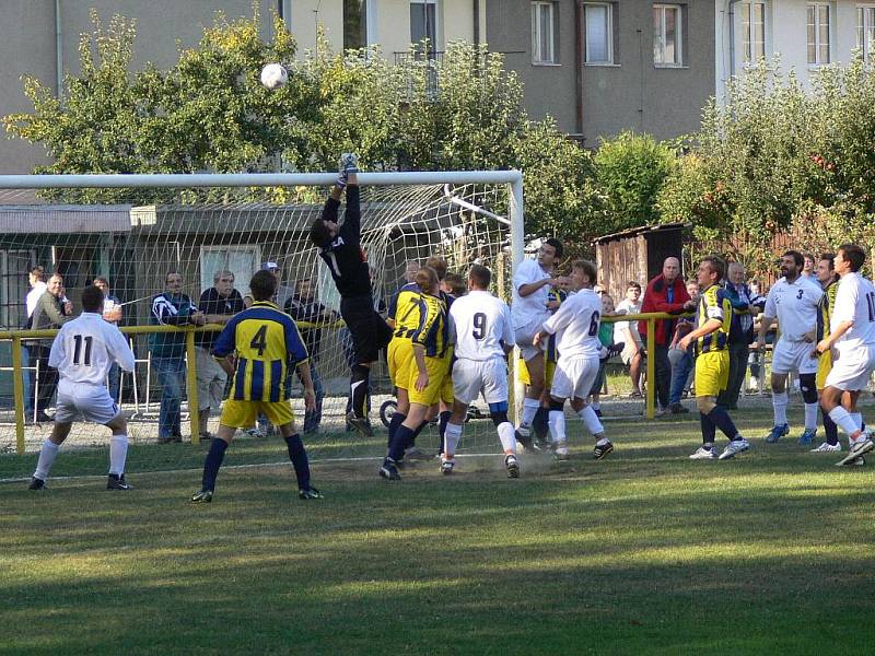 FC Dukla Hranice (v modrožlutém) vs.  Beňov 0:2.
