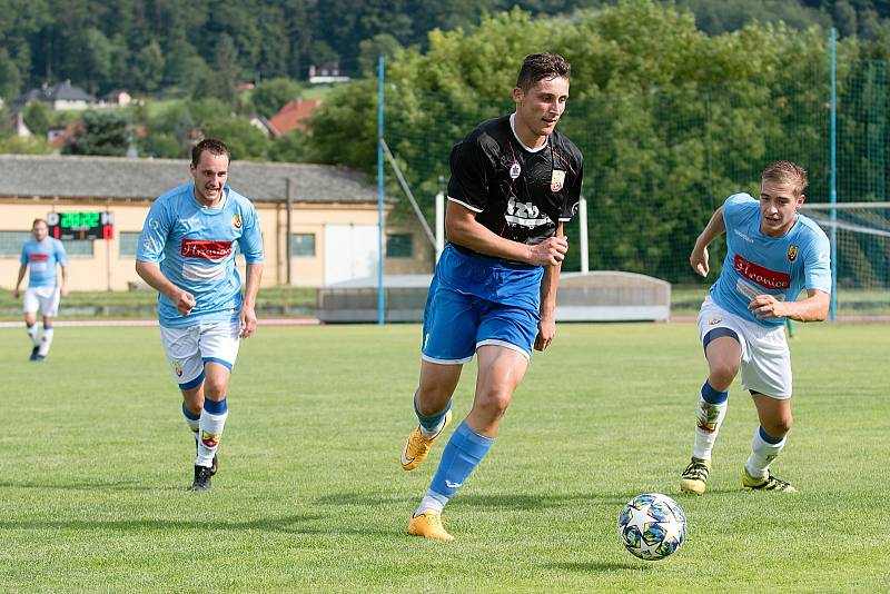 Fotbalisté SK Hranice (v modrém) proti 1. FCV Přerov.