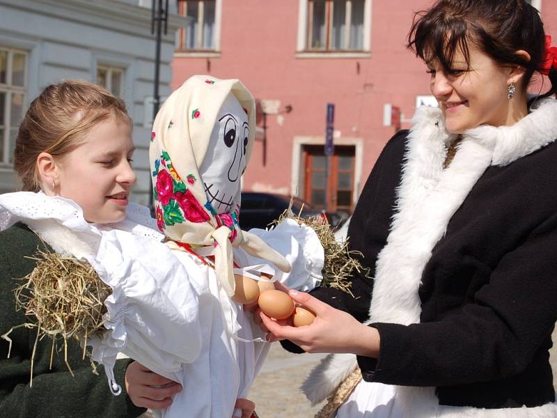 Vynášení Morany probíhalo v Lipníku nad Bečvou v režii místního folklorního souboru Maleníček.