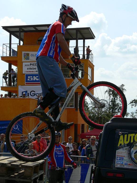 Svou exhibici zde předvedli biketrialisté bratři Adam (na snímku) a Pavel Procházkovi. 