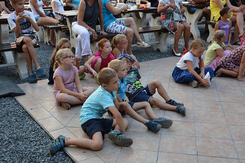 Tři dny plné zábavy si užili lidé v Hustopečích nad Bečvou,  kde se konal již patnáctý ročník Hustopečských dnů.  Sobotní odpoledne začalo slavnostním průvodem obcí, a pak se na pódiu v areálu zámku představily místní soubory - od břišních tanečnic přes m