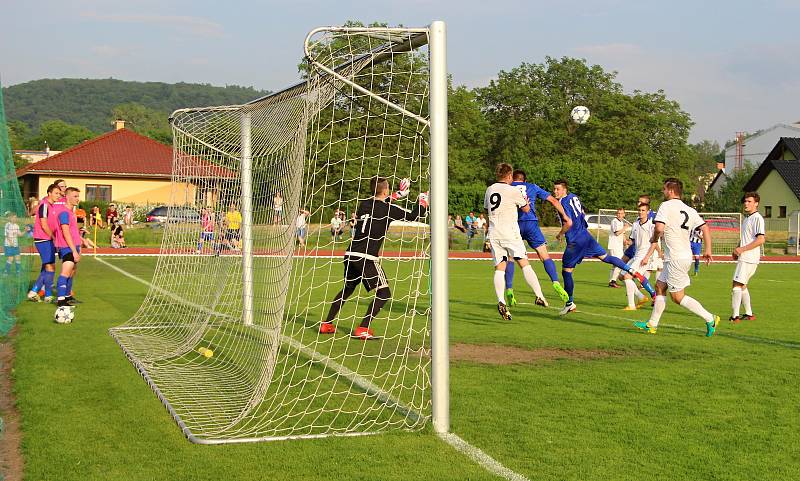 Divizní derby mezi SK Hranice a TJ Sokol Ústí (v bílém)